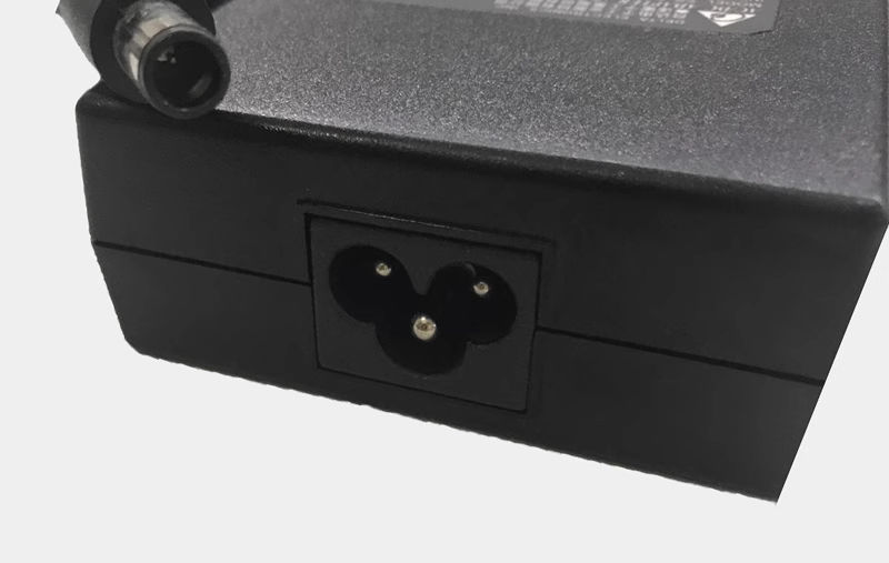 デルタ ADP-180MB K 19.5V 9.23A AC - Laptop Charger のレビューと価格